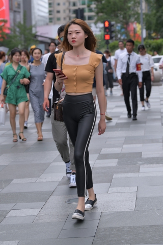 性感的紧身皮裤美眉