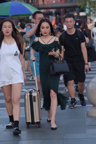 连衣裙美女