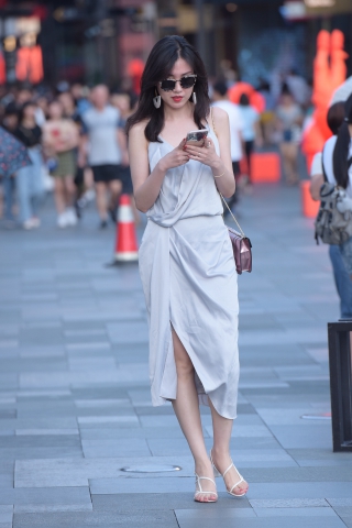 吊带裙美女