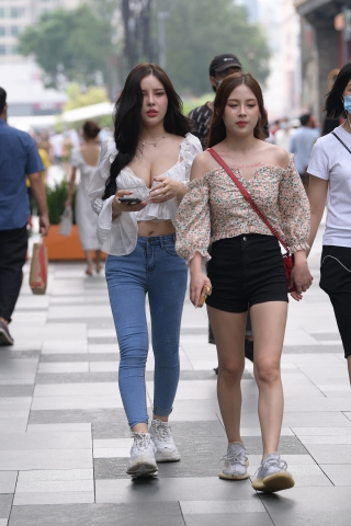 性感紧牛美眉