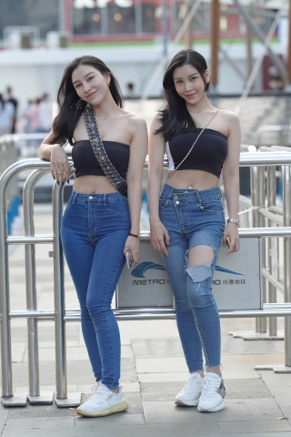 自信活泼的紧牛美眉