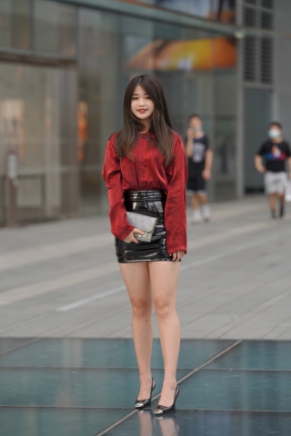 皮裙小美眉