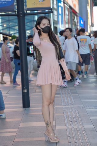 粉裙美眉