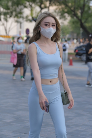 仲夏的天很蓝
