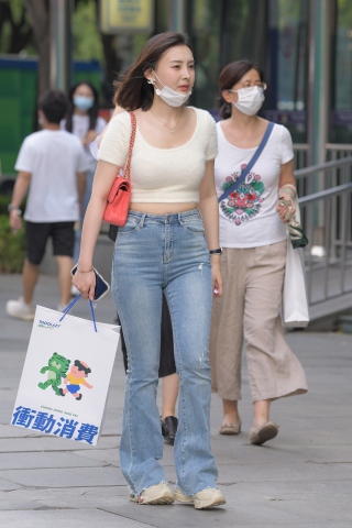 晚来妆面胜荷花