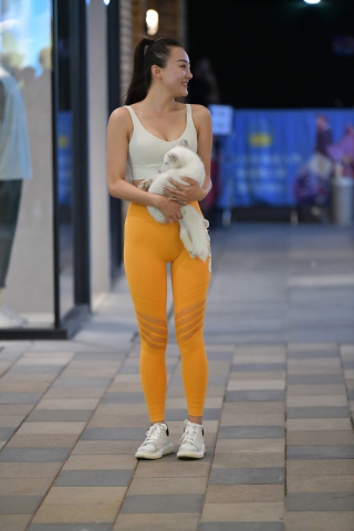 ★白皙紧身裤美女
