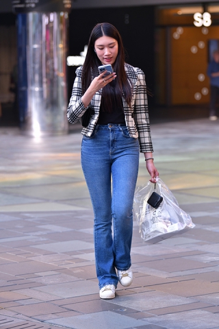 &白皙牛仔裤美女