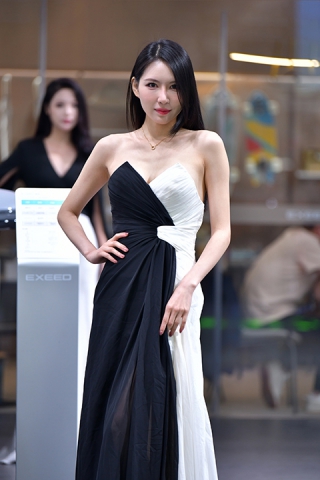 &黑白长裙车模美女