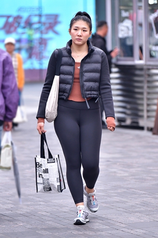 &黑瑜伽裤微丰腴美女