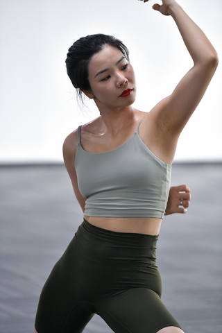 &热汗扭转舒展瑜伽美女