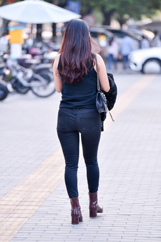 &黑色牛仔紧身裤美女