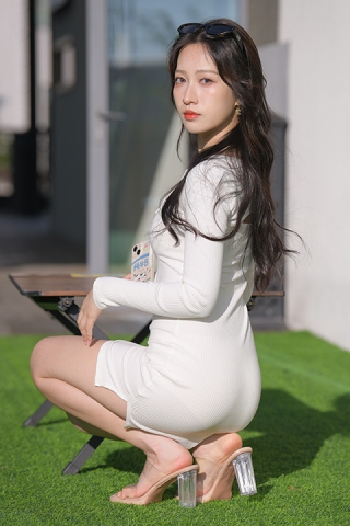 白裙女子