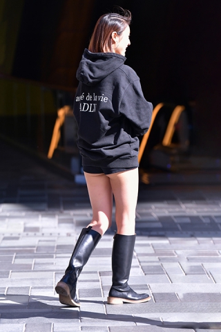 &活泼超短黑热裤美女