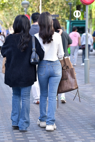 &逛街紧身牛仔裤美女