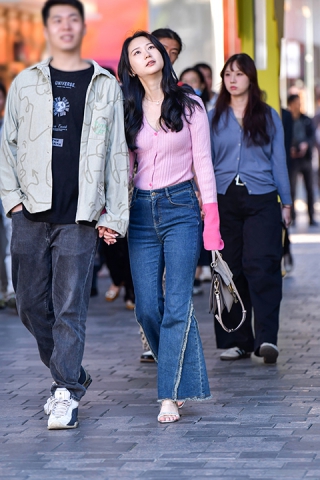 &阔腿牛仔裤高挑美女