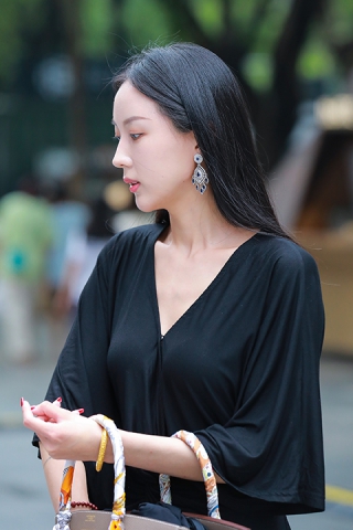 黑连衣裙美女