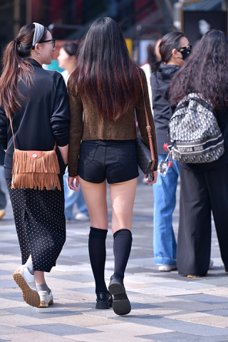&悄悄话逛街热裤美女