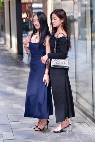 &闺蜜高跟高挑美女