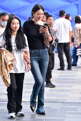 &长腿苗条牛仔裤美女