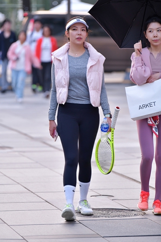 &网球教练紧身裤美女