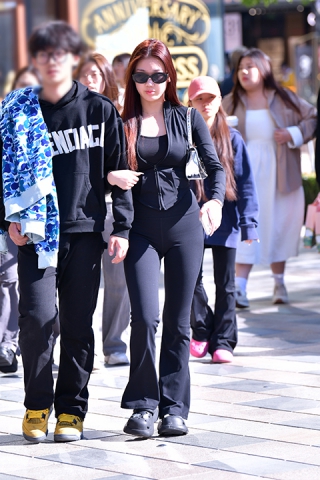 &青春紧身裤美女