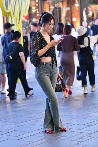 &热气球牛仔裤美女