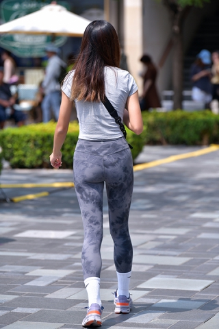 &水墨灰紧身裤美女