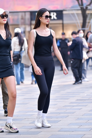 &黑色吊带气质紧身裤美女