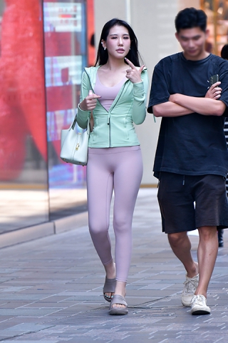 &气质长发紧身裤美女