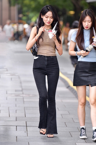 &冰激凌阔腿牛仔裤美女