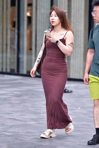 &绛紫长裙美女