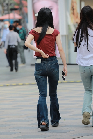 深蓝牛仔裤美女