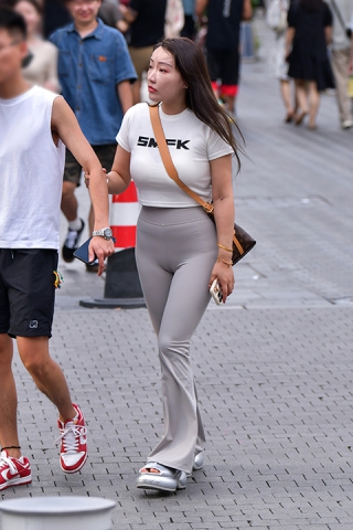 &微丰腴浅色紧身裤美女