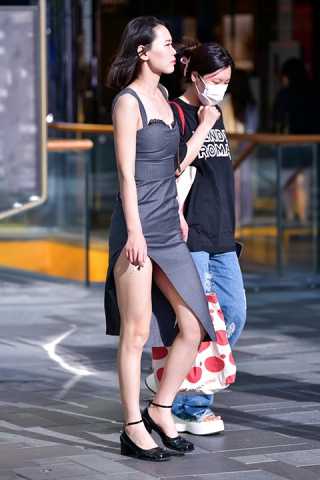 &开叉长裙美女