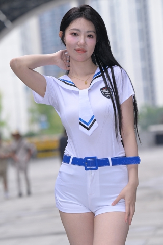 白色热裤小妹