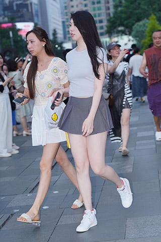 百褶裙美腿