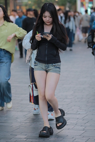牛仔热裤小妹